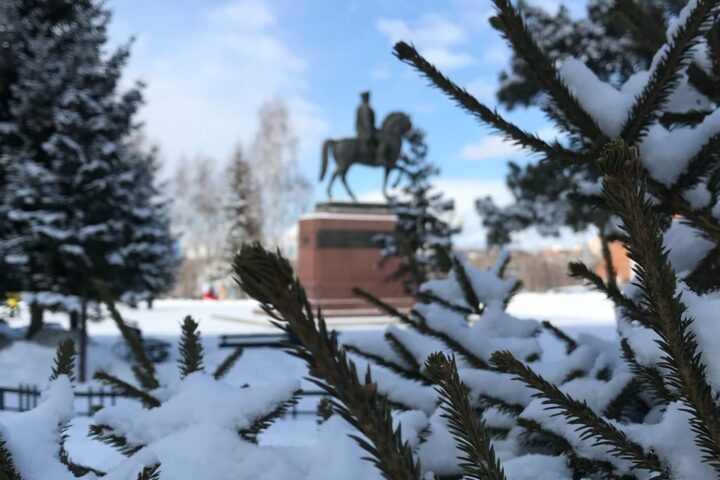 Сквер у памятника маршалу Жукову