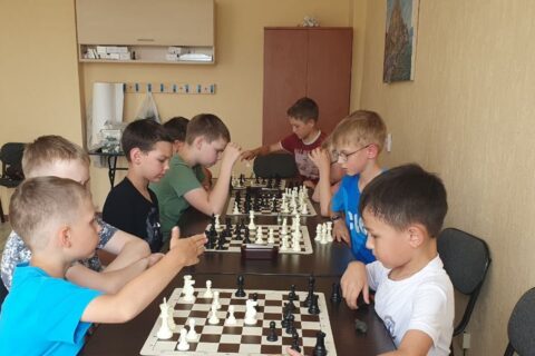 Четыре офицера, шахматная школа