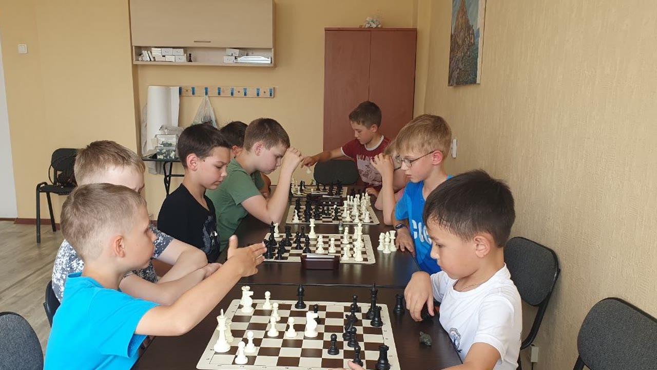 Четыре офицера, шахматная школа